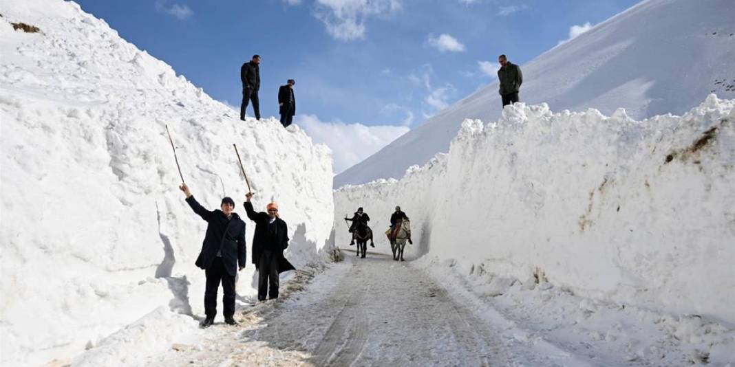 Zorlu kışın etkisi bitmiyor: ‘Kar koridoru’nu aşarak ulaşım sağlıyorlar! 3